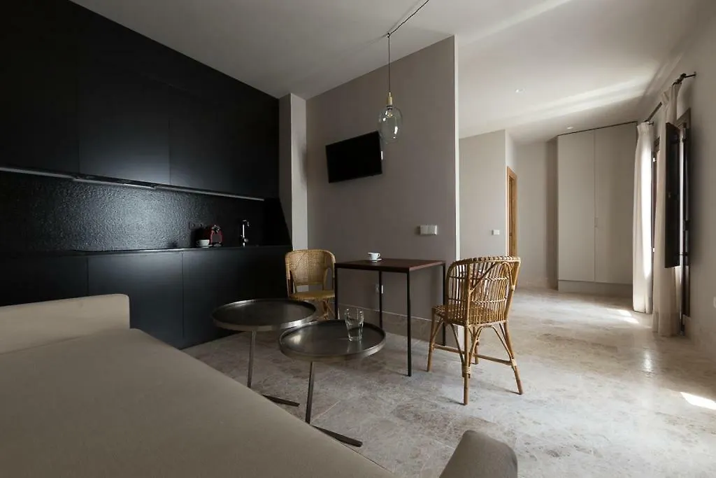 Chacon Apartments & Suites エステポナ