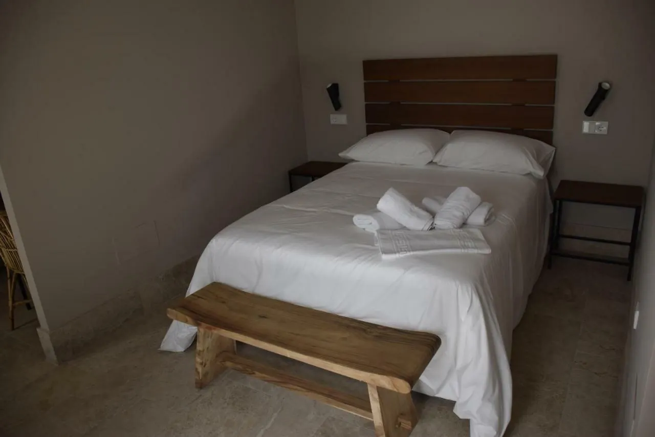 Chacon Apartments & Suites エステポナ
