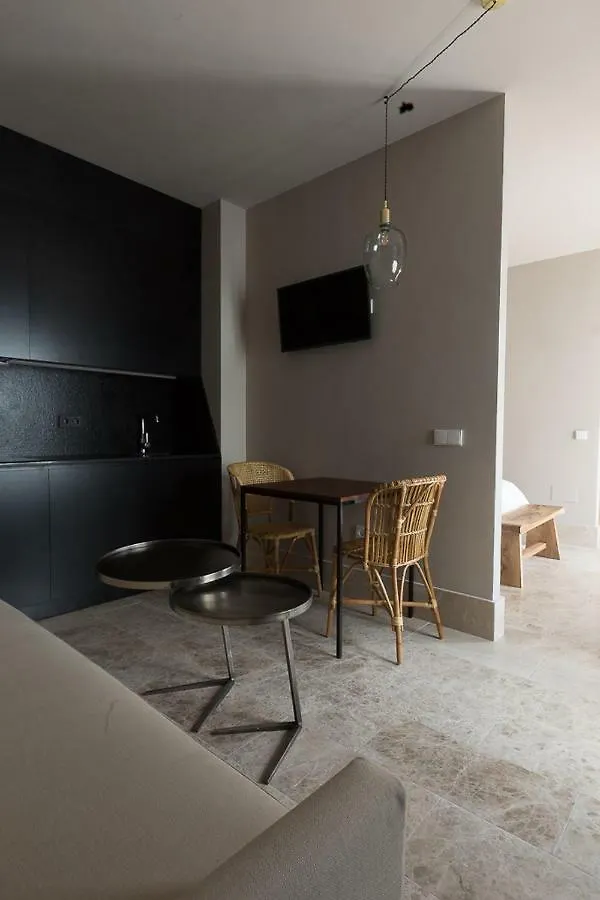 Chacon Apartments & Suites エステポナ